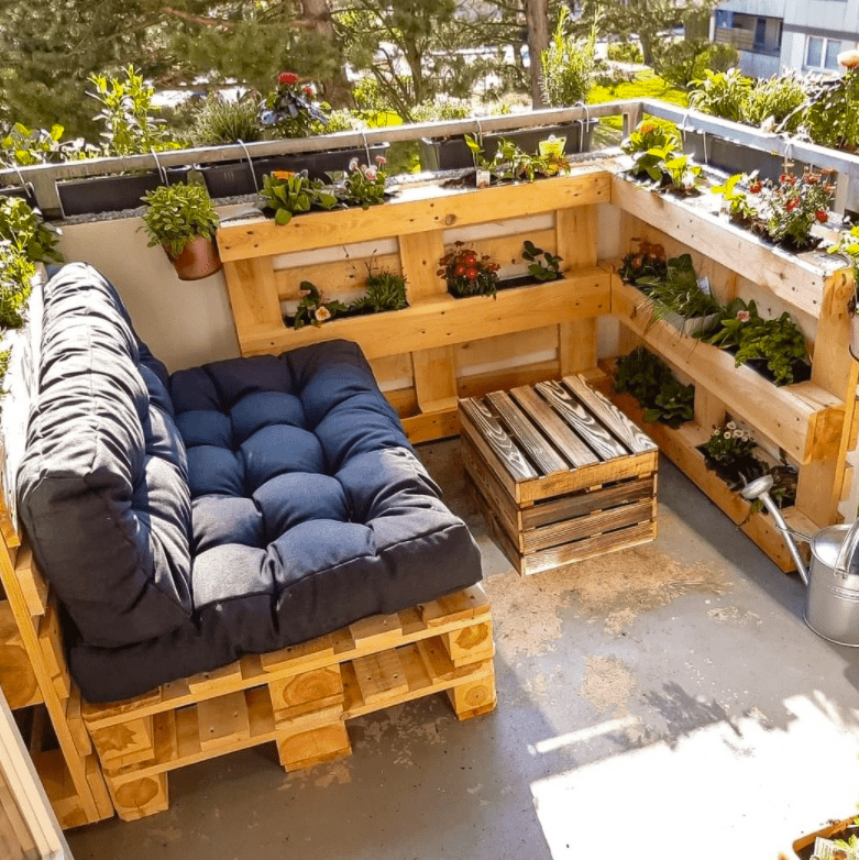 túnel Morbosidad salario How to Build a Pallet Couch for Your Balcony - Balcony Boss