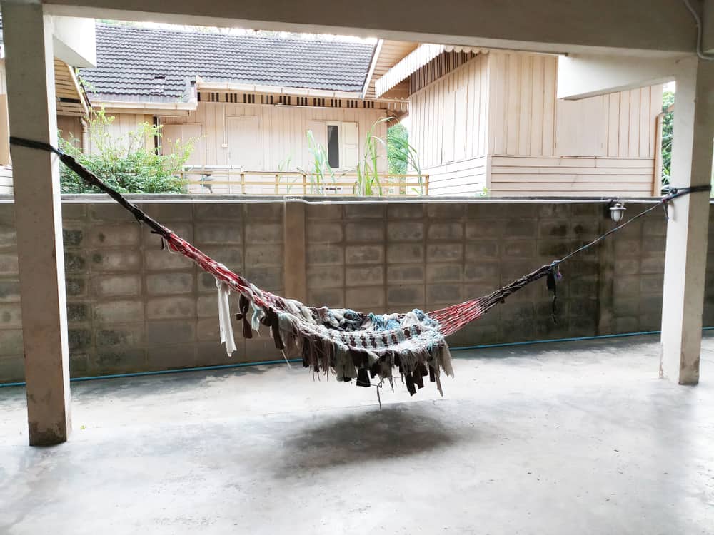 hammock hanging with vertical joists