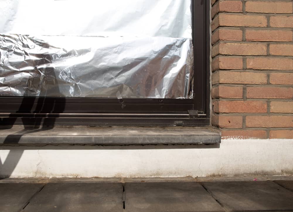 aluminum foil used to block heat from window